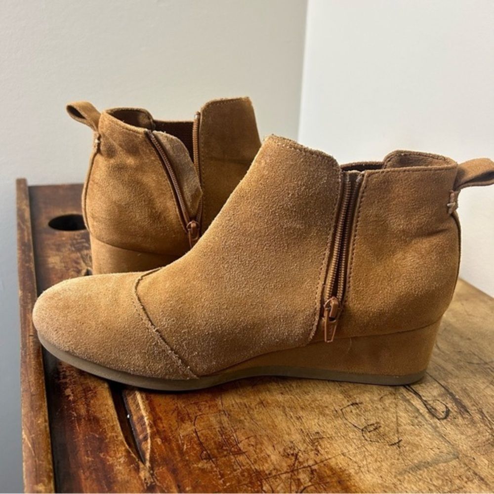 Toms Caramel Brown Suede Youth sz 4.5 Kelsey Wedge Booties 10014332 preworn